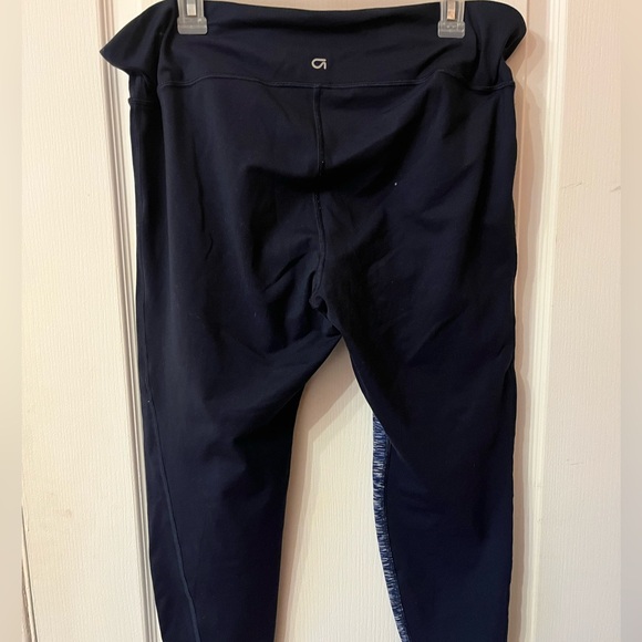 Selling women’s yoga pants - Picture 2 of 3